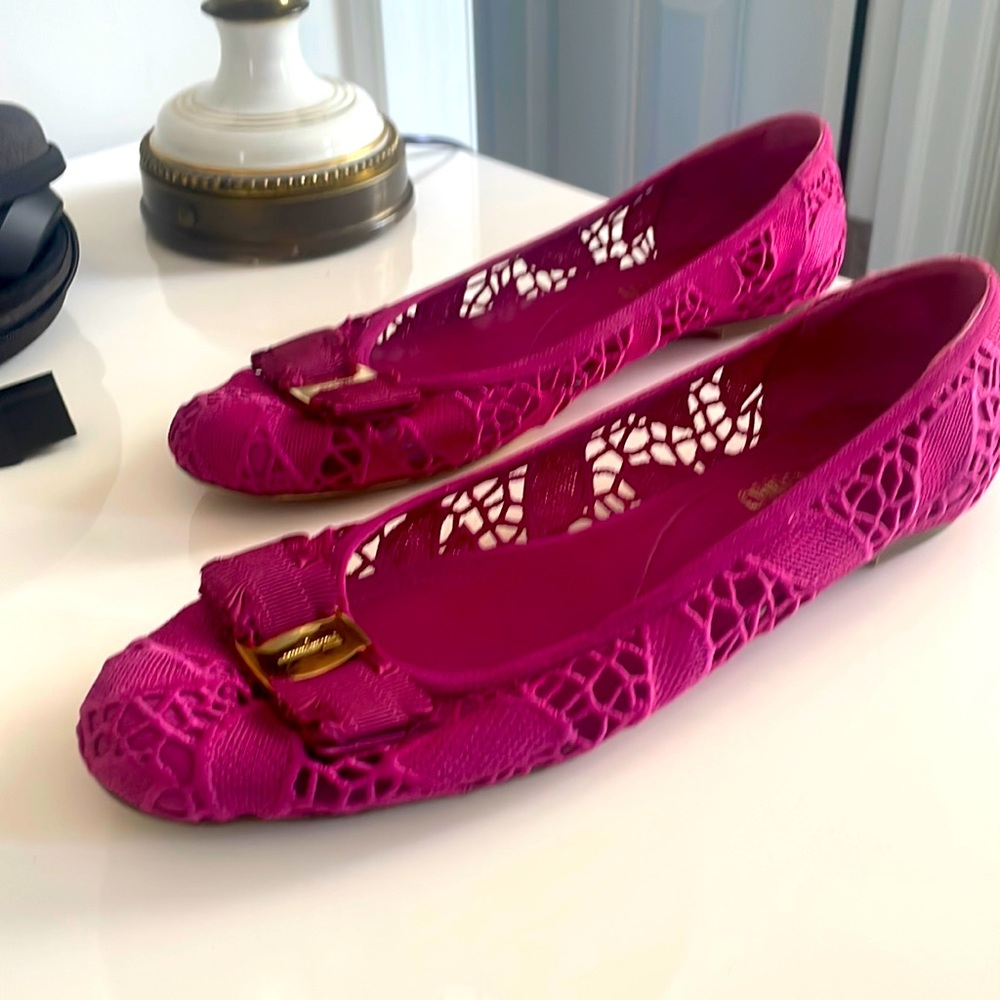 Ferragamo size 41 hot pink lace ballet flats